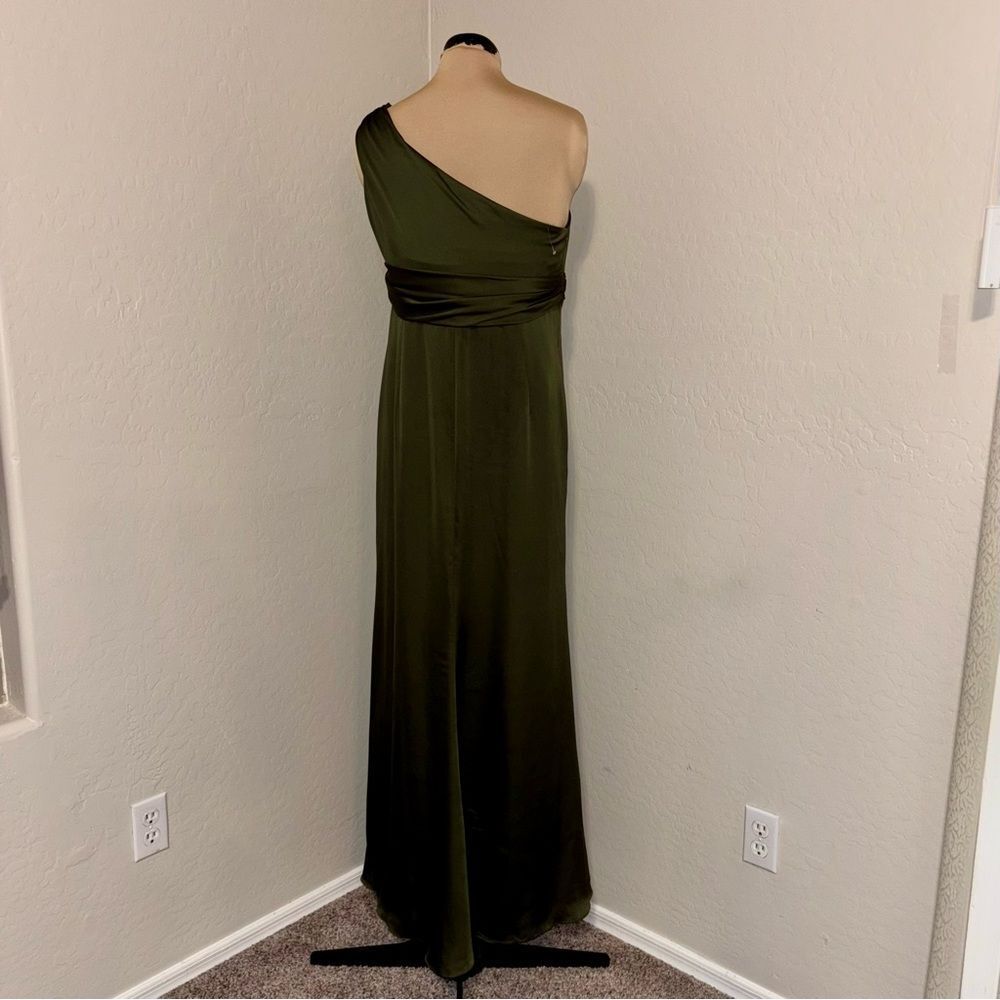 Elegant One-Shoulder Green Dress - Picture 8 of 16